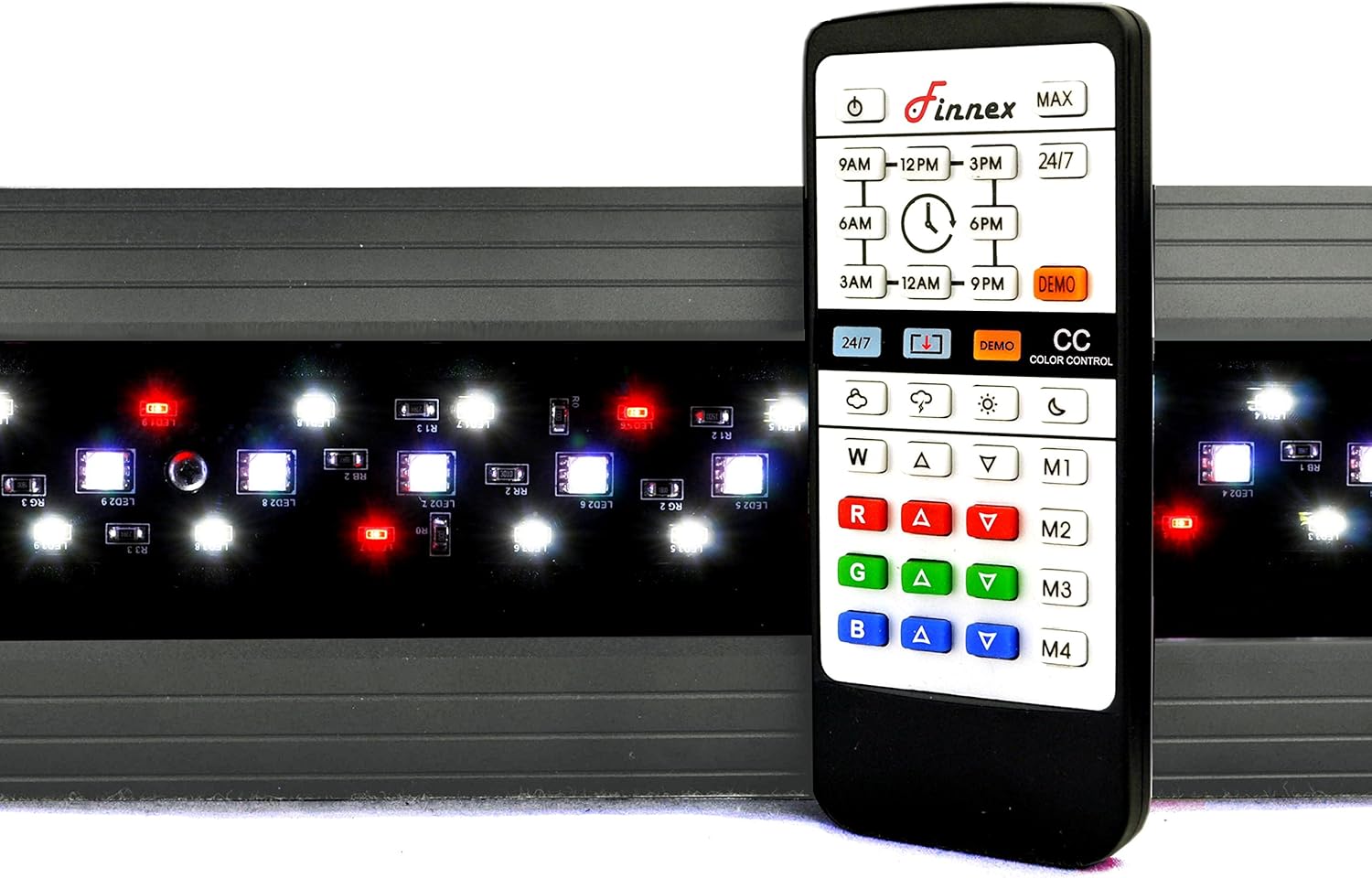 Pantalla LED de espectro completo Finnex Planted+ 24/7 CC sobre un acuario plantado